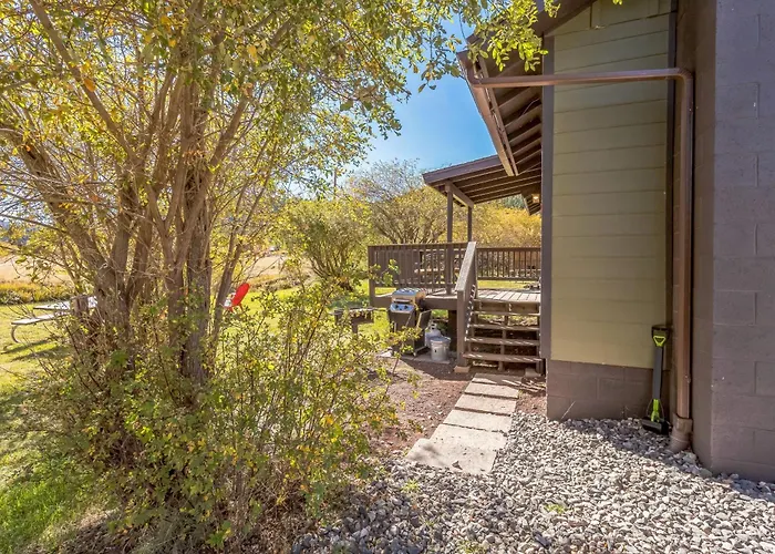 Cozy Retreat With Scenic Views Hébergement de vacances *