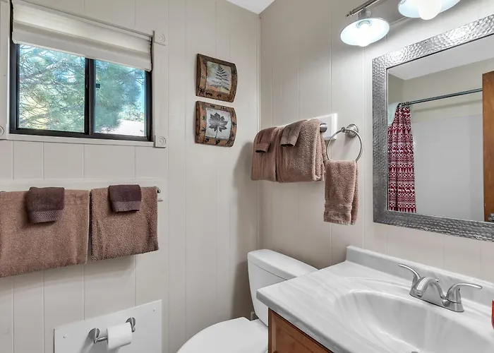 Hébergement de vacances Cozy Retreat With Scenic Views *