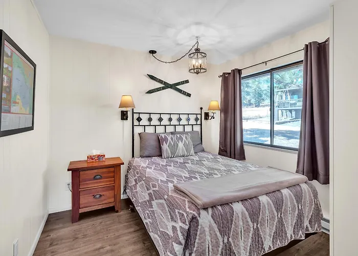 Cozy Retreat With Scenic Views *
