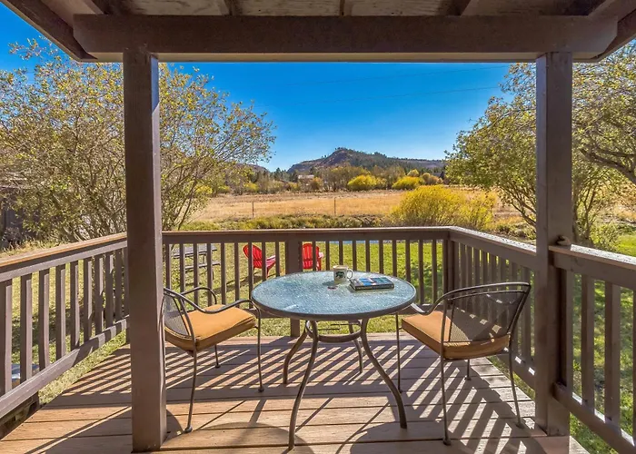 Cozy Retreat With Scenic Views Hébergement de vacances *