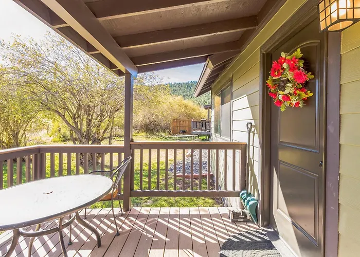 Hébergement de vacances Cozy Retreat With Scenic Views